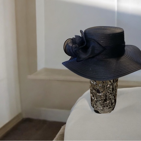 Accessories - Elegant Black Wide-Brim Hat